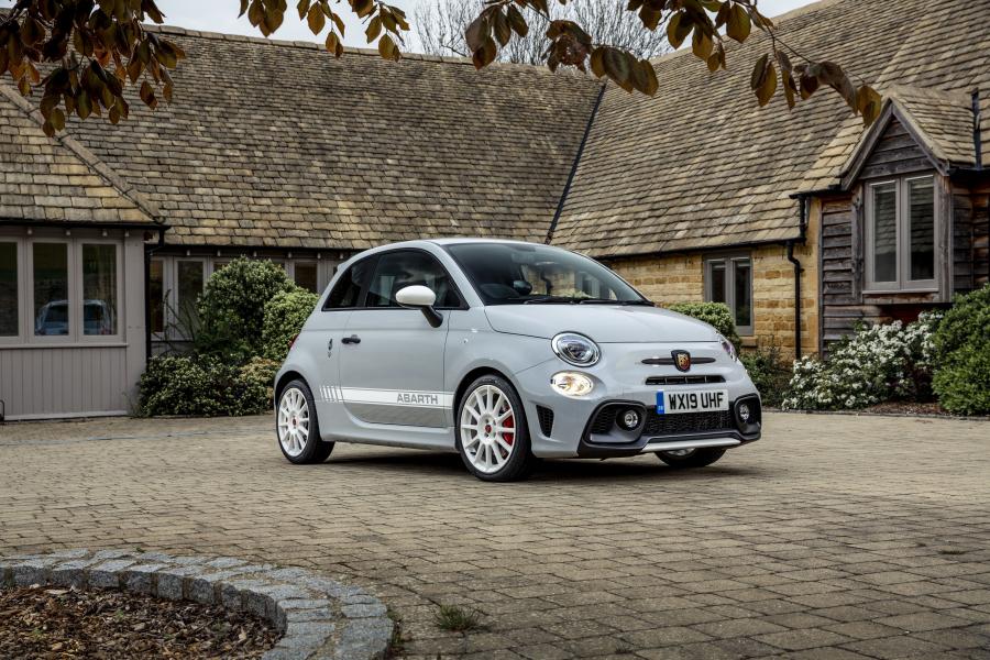  Abarth 595 esseesse 2019 года  (UK) (фото 1 из 15)
